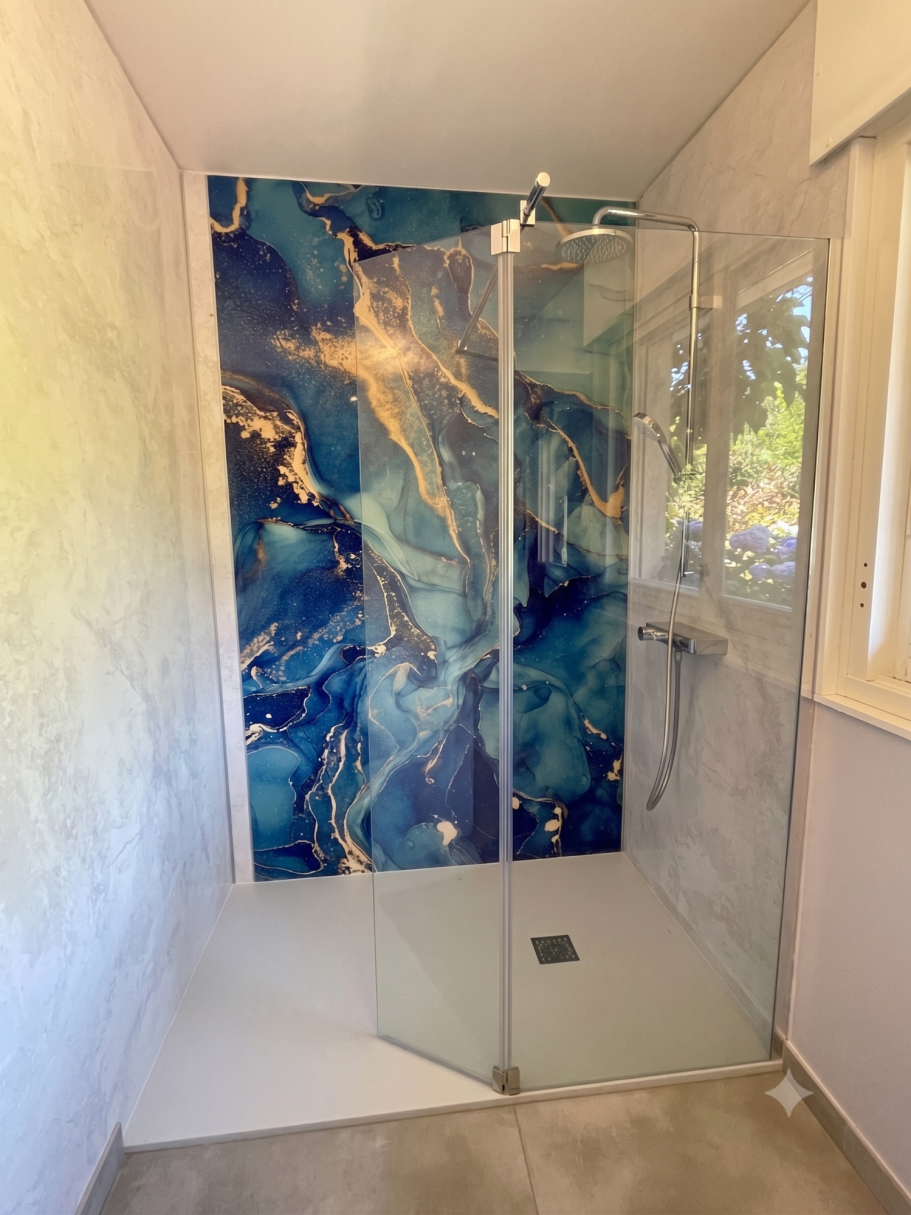 Moderne et originale Cabine de douche moderne avec un mur en marbre aux teintes bleu et doré.