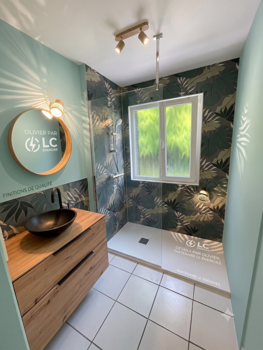 Nature & Design Salle de bain moderne avec mur aux motifs, lavabo en bois et douche à l'italienne.