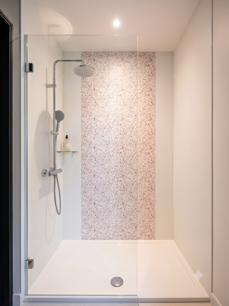 Douche contemporaine Douche moderne avec paroi en verre et mosaïque rose au mur.